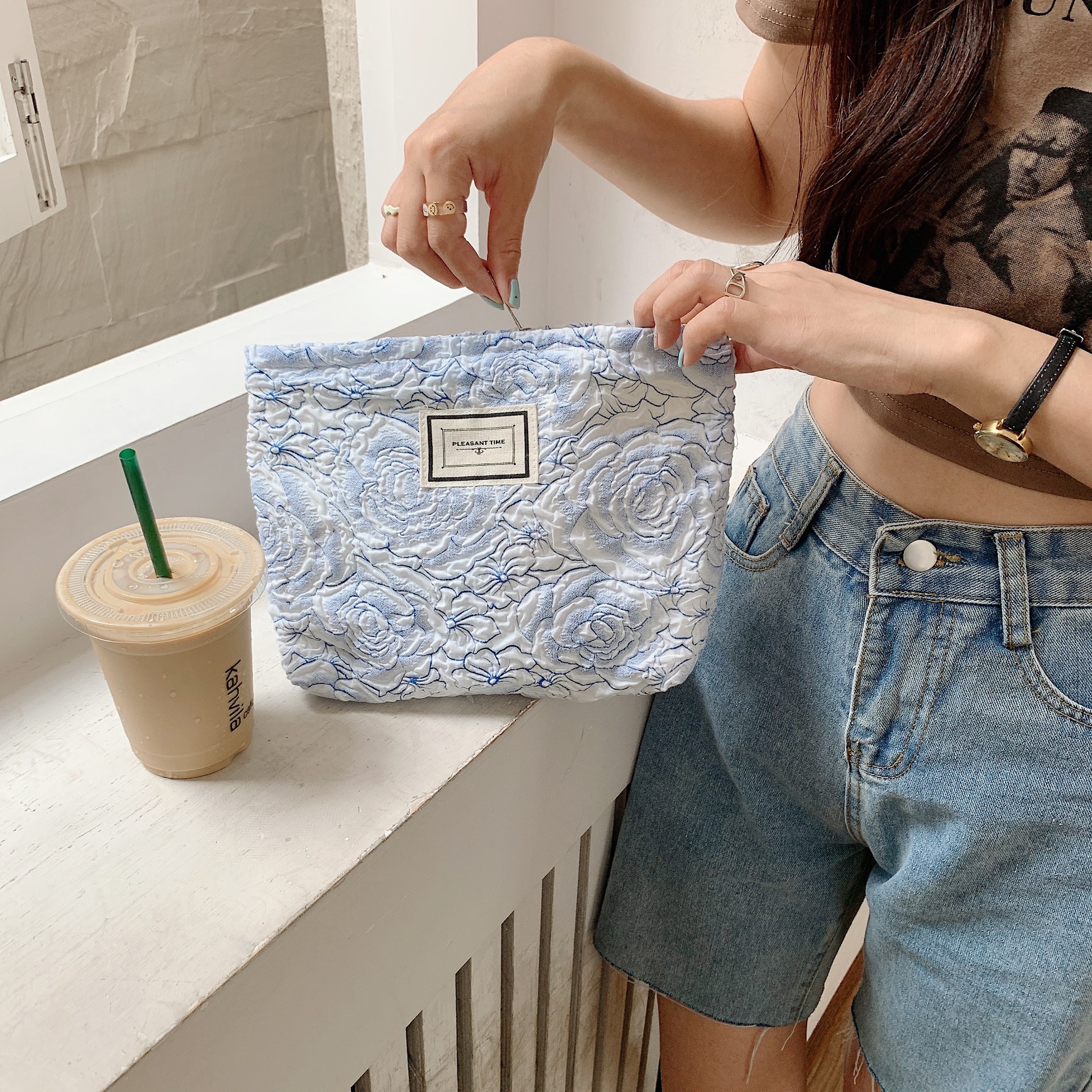 Wholesale of 25244 Jacquard blue rose large-capacity portable bags, clutch bags, storage bags, ladies' tote handbags undefined