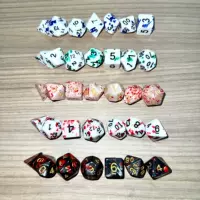 Набор из 7 многогранных кубиков DND для настольных игр, монохромная раскраска спрей-краской, синие точки, кровавый набор кубиков
