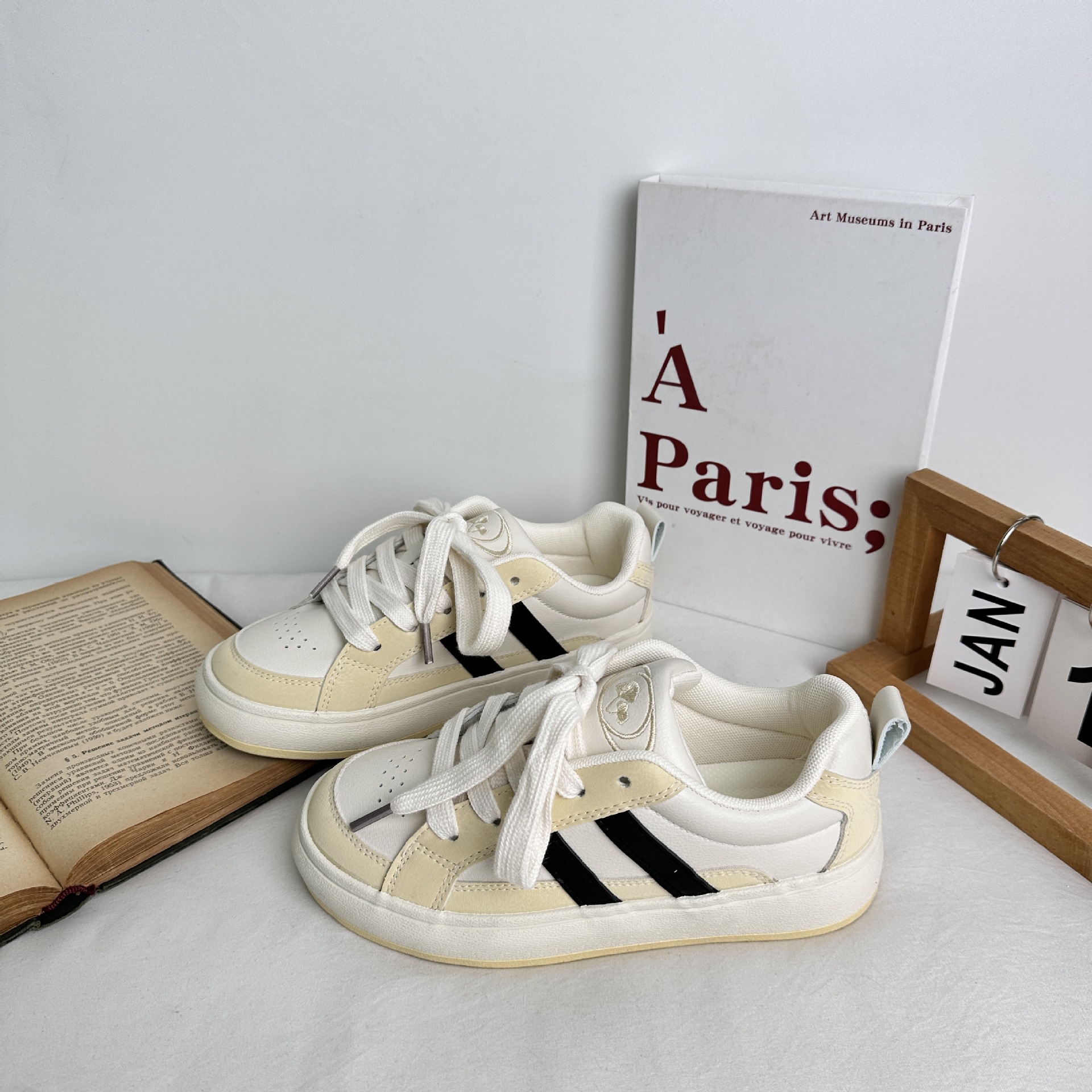 Yuanbo 2025 primavera nuevos zapatos para estudiantes zapatos blancos de microfibra de cuero para mujer versión coreana de zapatos de lona de todo fósforo image 4