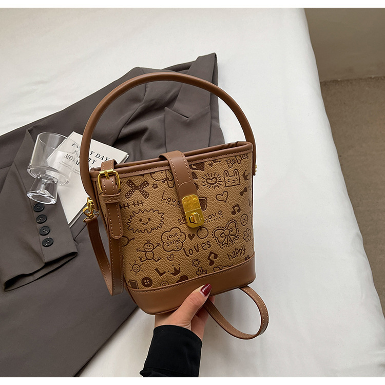 Bolsos populares de alta gama para damas 2024 nueva textura para trabajar bolso de cubo de mensajero de cercanías de nicho marrón