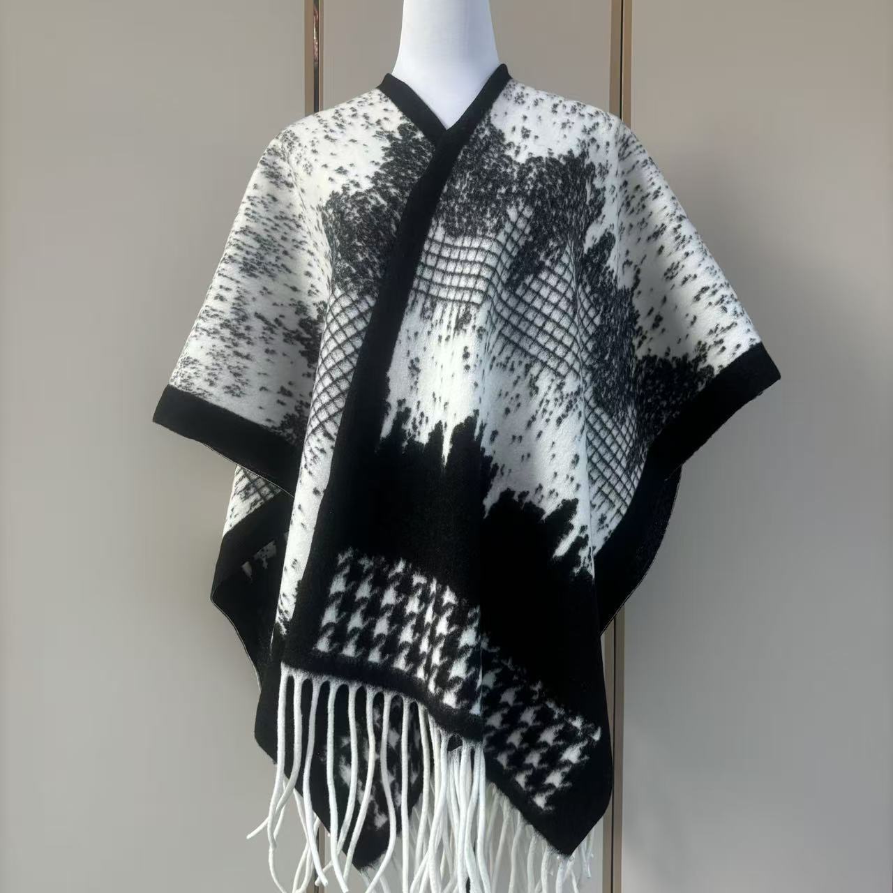 하단 물떼새 격자 - 흑백