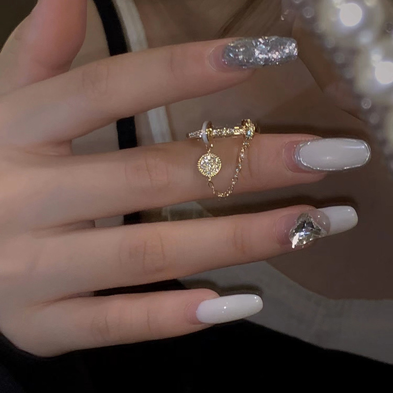 Bague ronde en forme de goutte d'huile, sertie de zircon et de diamant, avec pampille et chaîne légère. Design luxueux et polyvalent._voghion.com