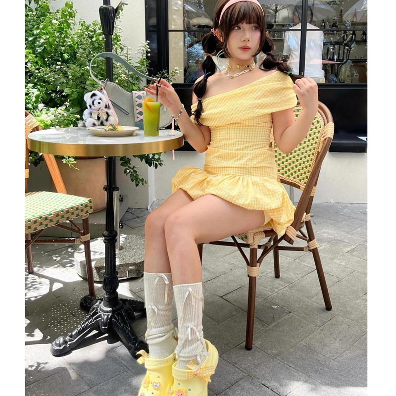 法式纯欲黄色格纹一字肩抹胸连衣裙女夏季高级感气质收腰花苞短裙|undefined