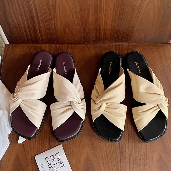 Madre de uva con un gran pliegue de cuero suave cómodo torcido nubes cuadradas de verano para usar zapatillas de playa