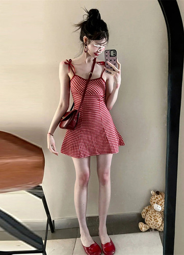 Little Black Dress 2025 New Women's Summer Sweet Red Plaid Fitted Top for Layering Short Skirt