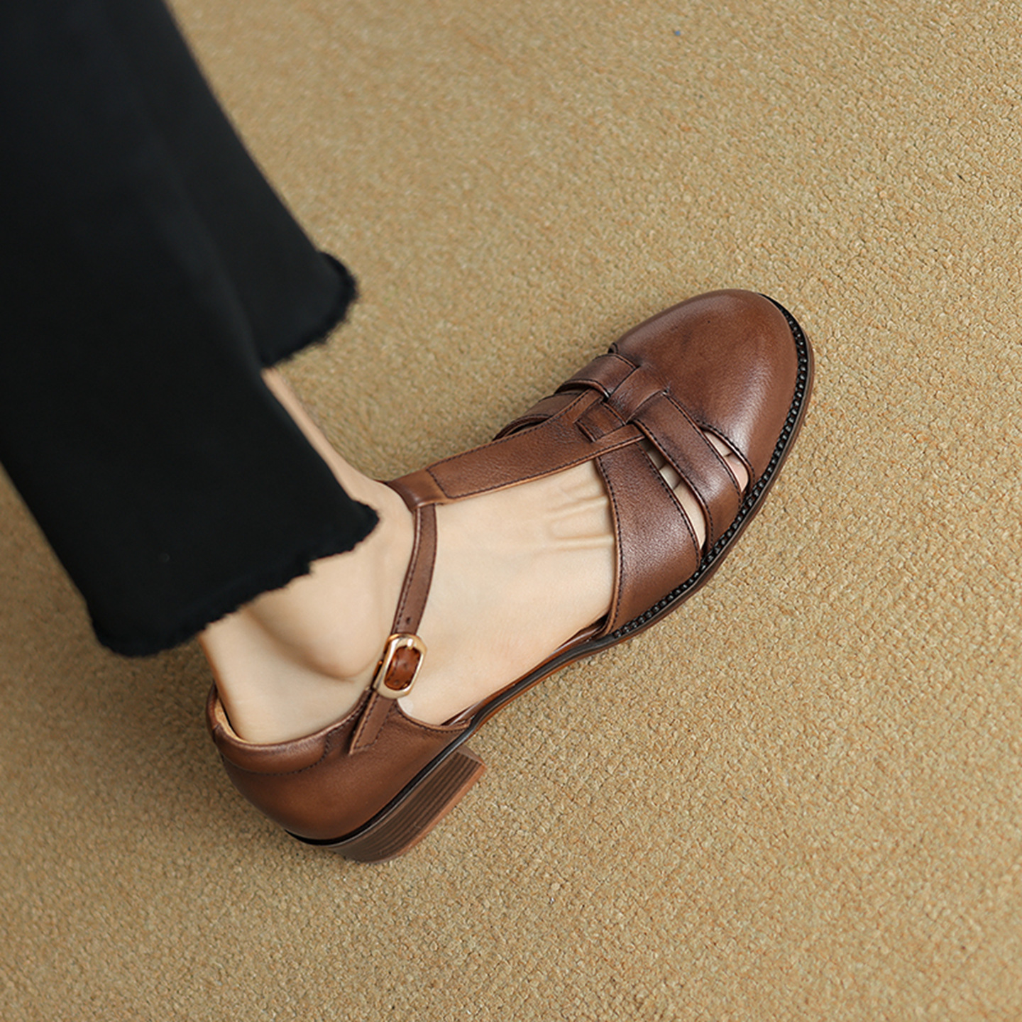 Sandal nữ quai ngang gót vuông mũi tròn bít kiểu dệt vintage — màu nâu