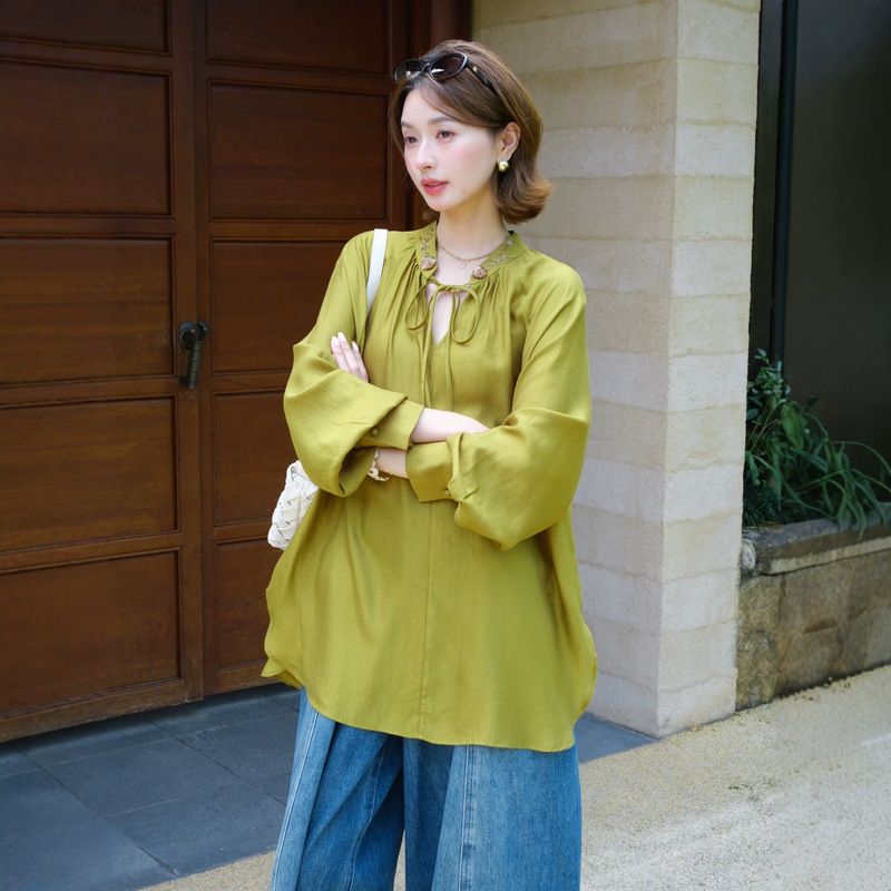 French-style elaborate beaded stand-up collar with tie design, small V-neck, age-reducing, versatile women's shirt top, early autumn 2026