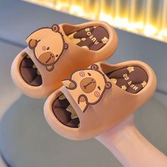 カピバラ子供スリッパ夏の男の子は室内で風呂に入ります。