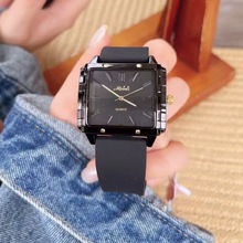 �¿�s�r��Ůʿ���z���ֱ�����Ů��W��ʯӢ����P���S�ҿ羳