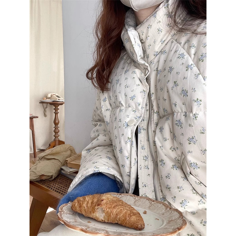 ダウンコットンジャケット女性のための 2025 冬の新しいスタイル小花柄ショートコットンジャケット新鮮で甘いスタンドカラーパンジャケット