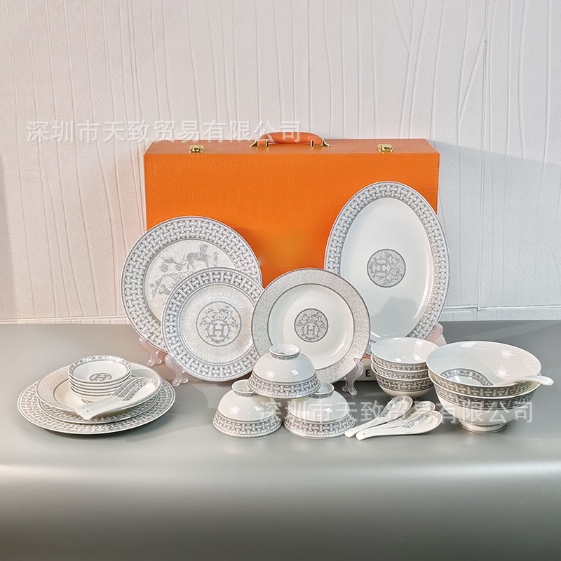 European-Style Home Model Room Decoration Bone China Gray Horse-Drawn Cart 28-Piece Tableware Set High-End Tableware Housewarming Gift