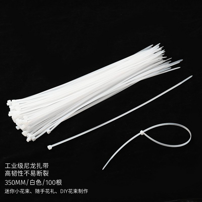 花屋の材料の花の花束を包装して手作りのdiyバラの花を刺します。