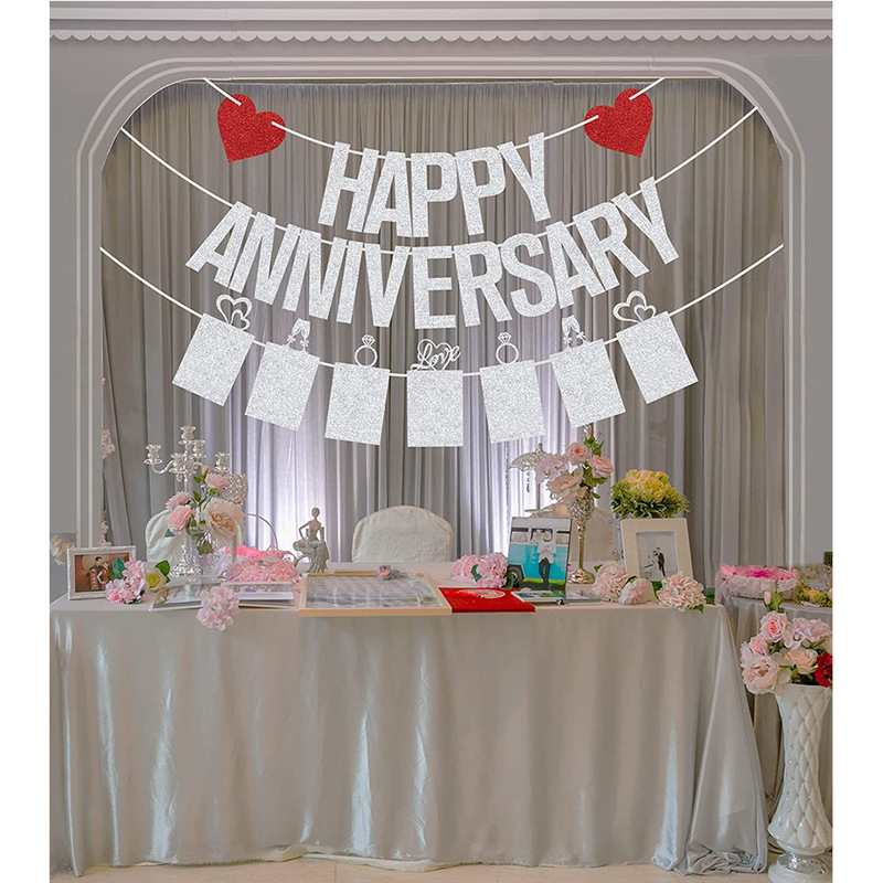 Happyアニバーサリーバナー結婚記念日のテーマは、銀色の玉ねぎの写真のバナーを引っ張る|undefined
