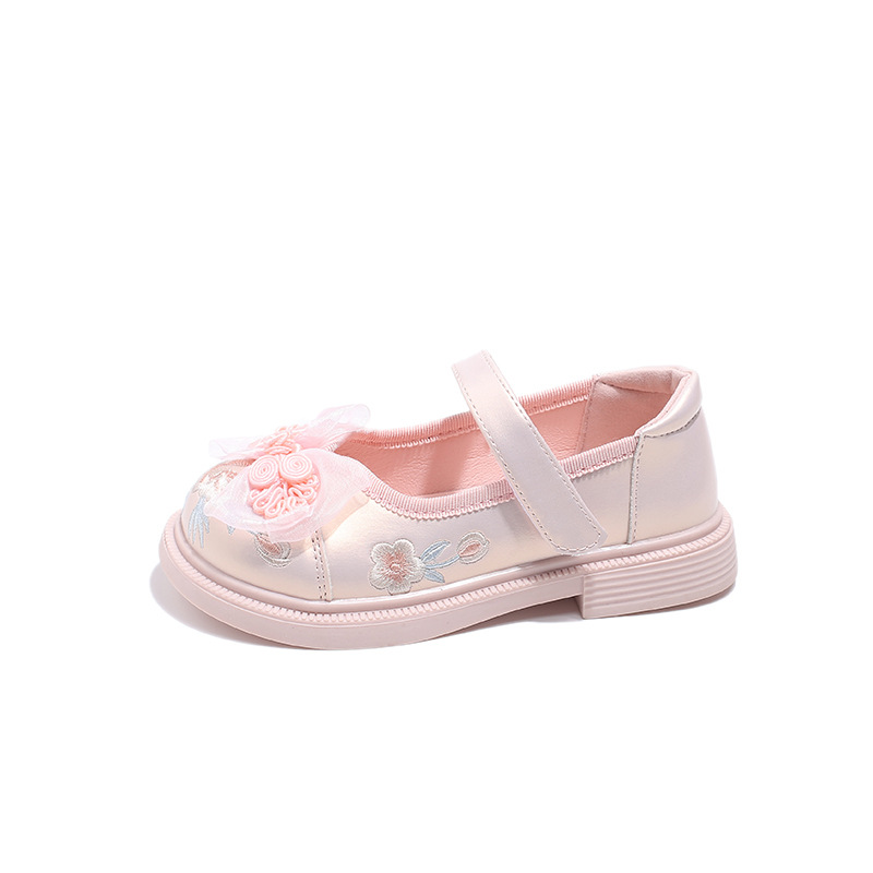 Zapatos de cuero para niñas estilo nacional zapatos de estilo chino primavera 2025 nuevos zapatos bordados para niños arco de la princesa zapatos de moda