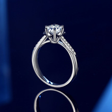 s925纯银六爪戒指女 新款时尚扭臂花围莫桑石钻戒 厂家一件代发