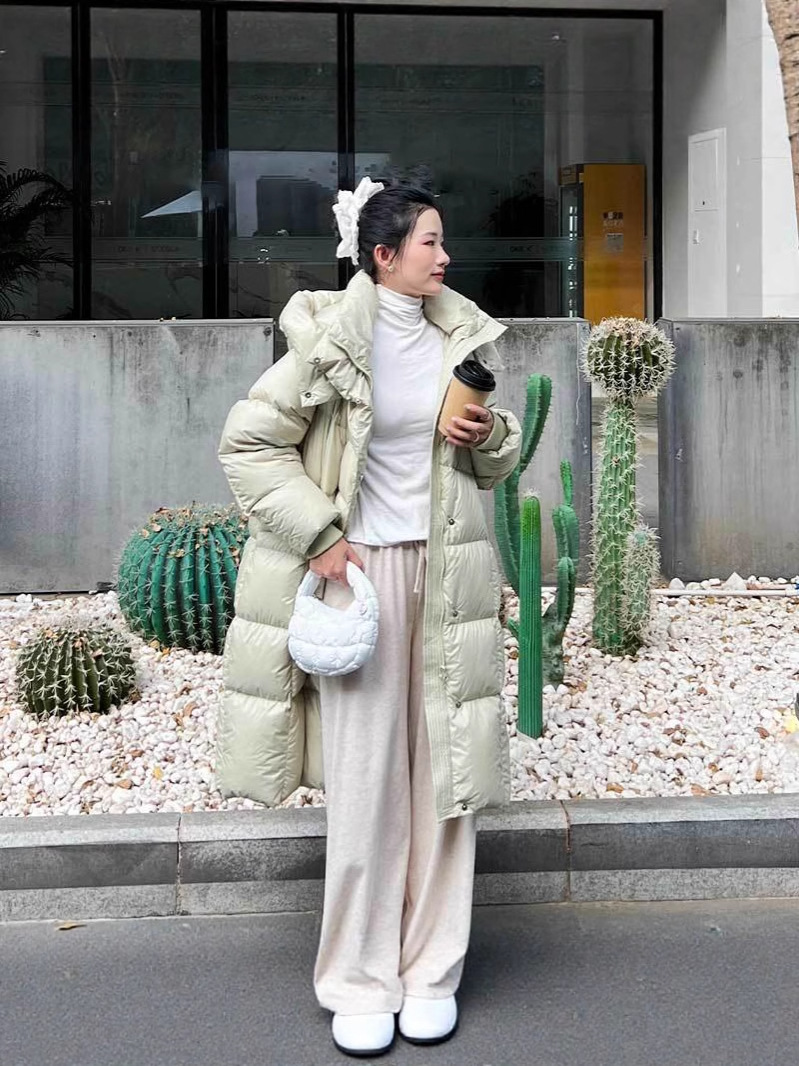 高級感超軽量シュークリーム雲ダウンジャケット女性の中長型2024冬の新型90白鴨パイルの厚いコート