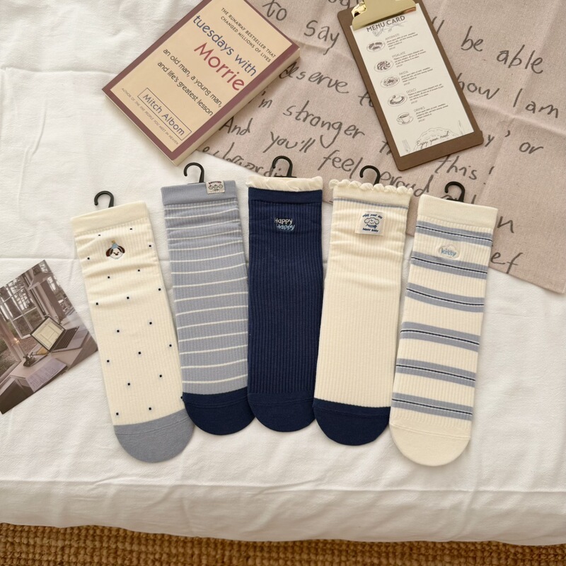 Autumn and winter navy blue embroidered socks, stylish long socks for women, trendy and fashionable striped socks, versatile Japanese-style athletic socks Autumn and winter navy blue embroidered socks, stylish long socks for women, trendy and fashionable striped socks, versatile Japanese-style athletic socks
