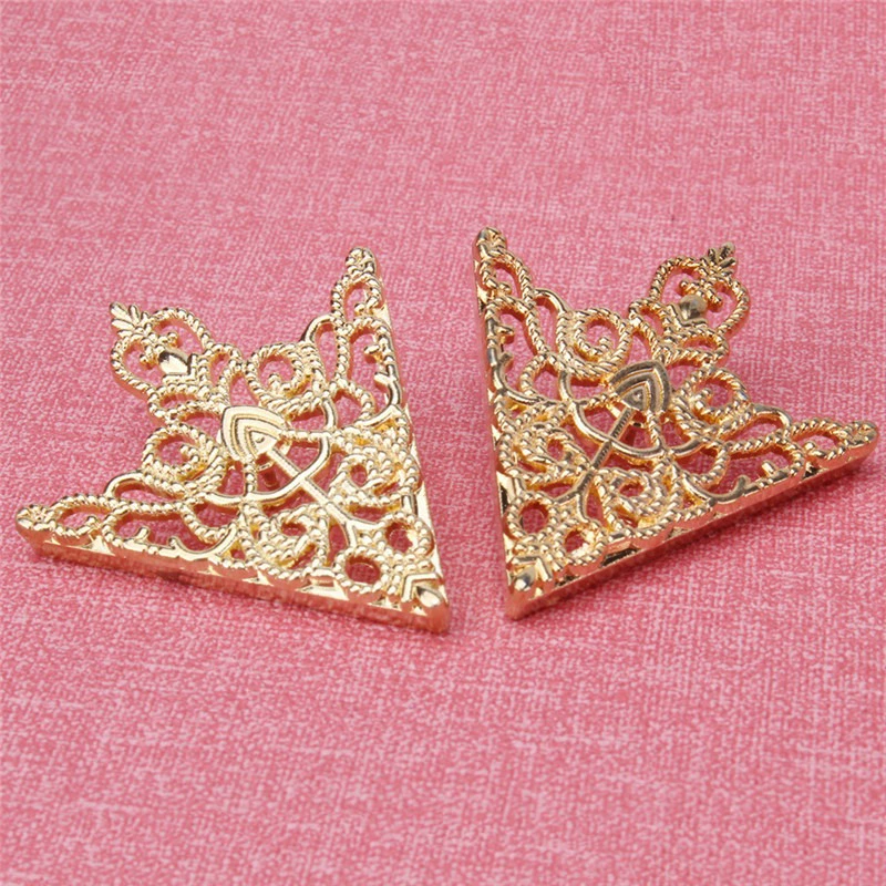 Модная рубашка-костюм в европейском и американском придворном стиле с высококачественной треугольной брошью на воротнике из металлического сплава с цирконами и масляными каплями, украшенными бриллиантами.