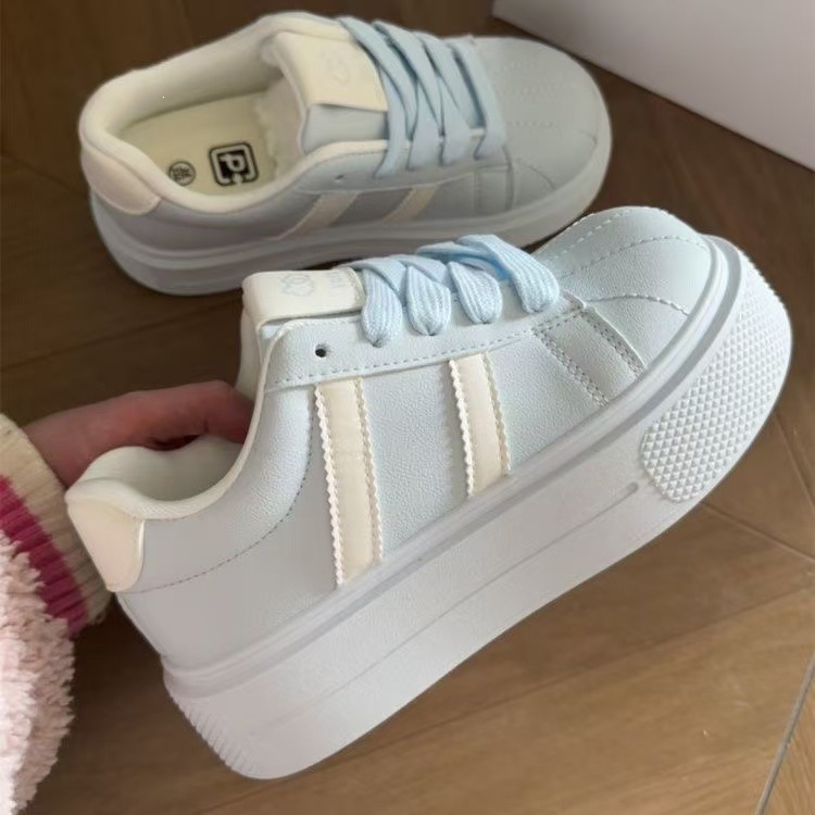 Nuevos zapatos de skate de primavera para mujeres con suela gruesa aumentando la altura de los zapatos blancos de nicho coreanos para estudiantes casuales de bajo nivel image 8