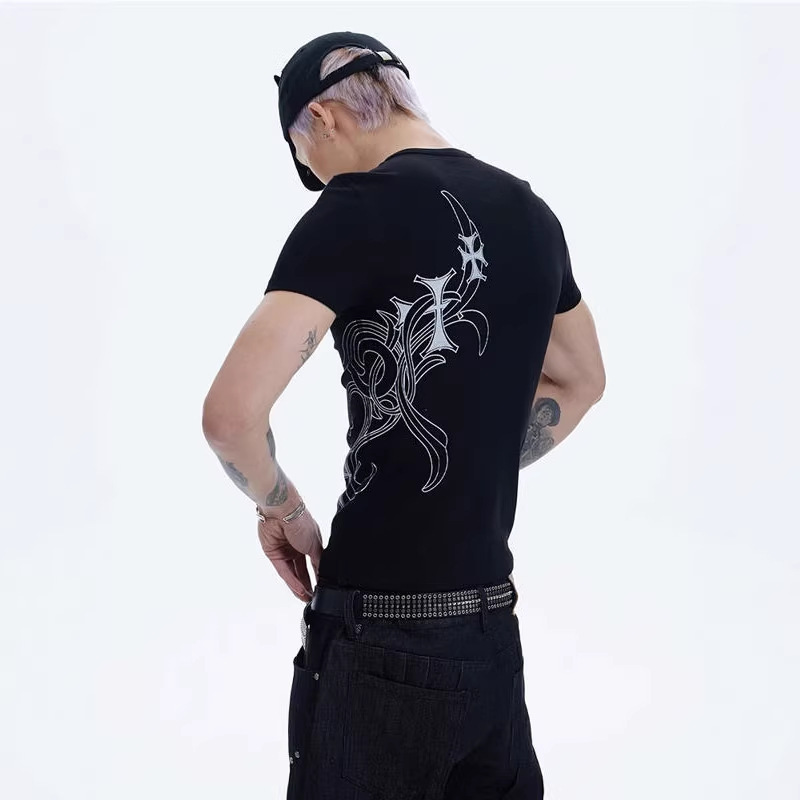 American Street Hip-Hop Design with Honeysuckle Pattern and Cross Print, Slim-Fit Men's Summer Short-Sleeve Ribbed Crew Neck T-Shirt