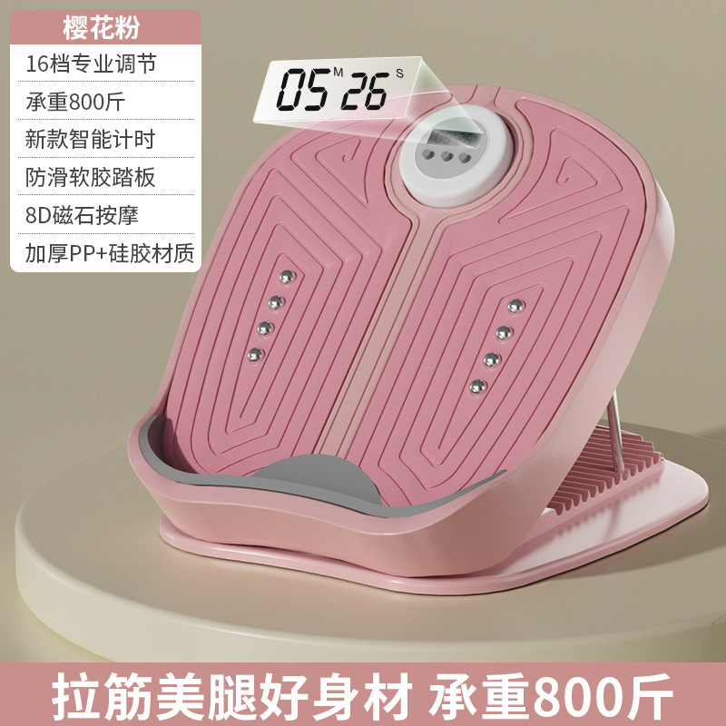 筋力ボードの斜めのペダルのふくらはぎのストレッチ器は立っています。|undefined