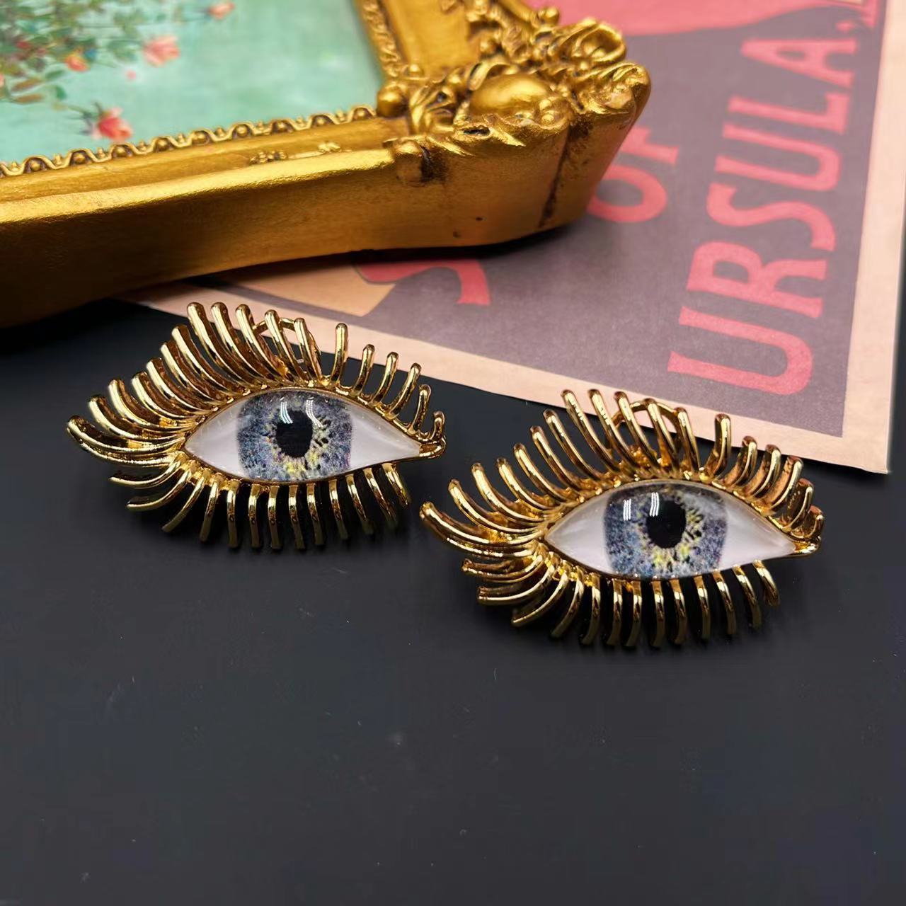 18g Weight Earrings Classification 1 Pair Quantity 1 Pair Retro Portrait Eye Alloy Earrings