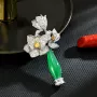 玉兰花绿玉髓别针