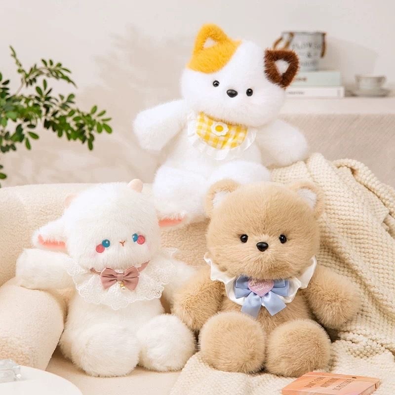 走ることができる熊の人形三花猫のぬいぐるみのぬいぐるみが枕を抱いて人形の誕生日プレゼントをなだめます。|undefined