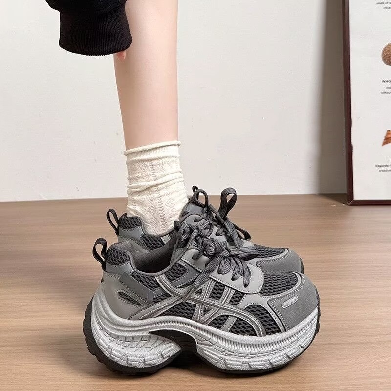 2026 aumento de altura zapatos deportivos casuales de primavera gruesa nueva zapatos blancos zapatos blancos para mujeres ligeros versátiles