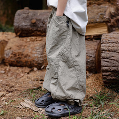 男の子の夏の超薄ズボンの子供は夏にカジュアルなズボンを着ています。