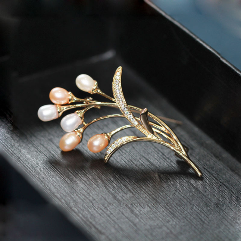 Tarweaarm broche met zoetwaterparel voor dames elegant_voghion.com