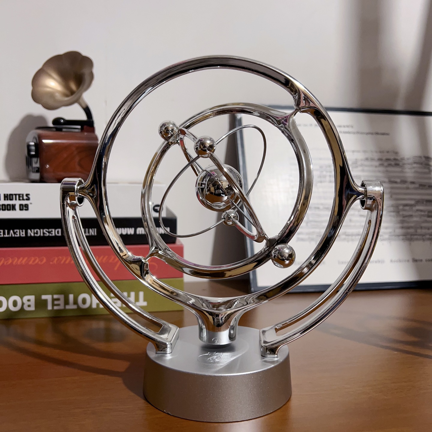 Máquina de movimiento permanente de adornos caóticos Newton balancea la pelota balancea el balanceo de la Oficina de escritorio y la decoración del hogar física