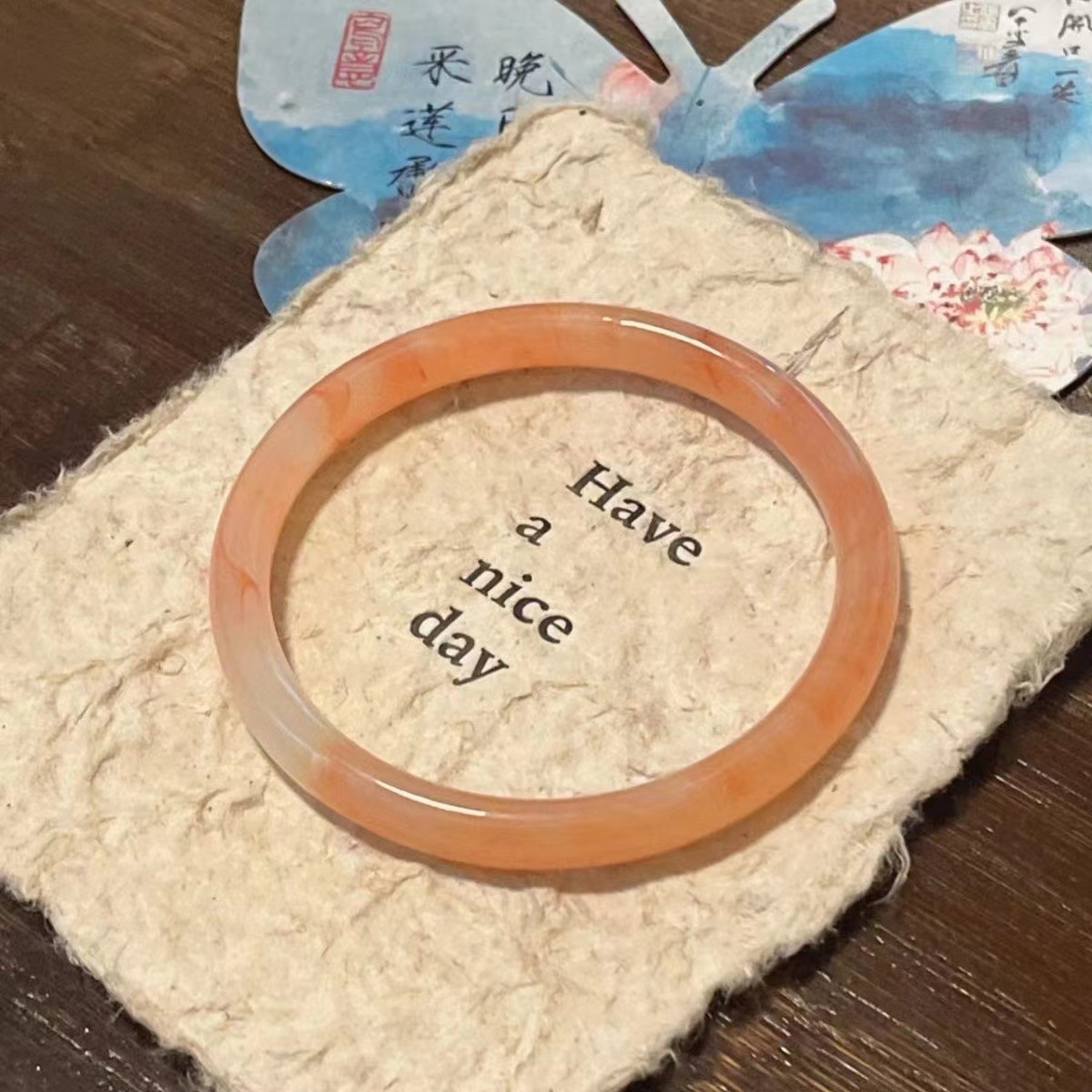 El pequeño libro rojo imita la pulsera de jade con la misma barra de vidrio grueso de un paso sonido pulsera de miel de arce rojo