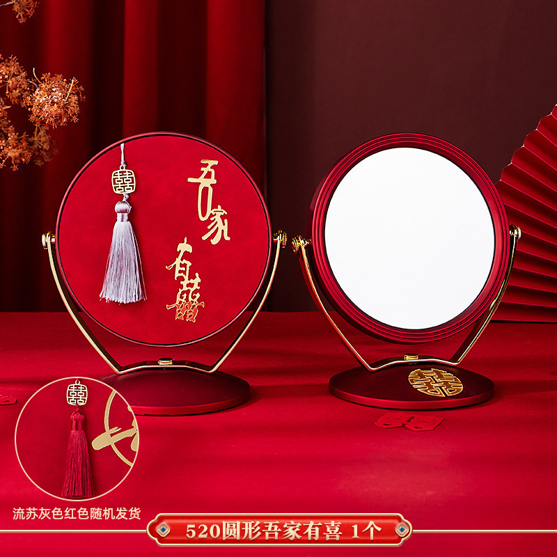赤い結婚祝いの女性が結婚します。|undefined