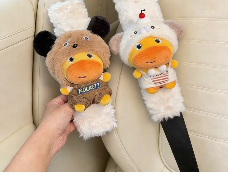 Capybara Lulu Car Seatbelt Shoulder Pads, a Pair of Couple's Seatbelt Anti-Wear Covers, Car Interior Decorations for Female Drivers