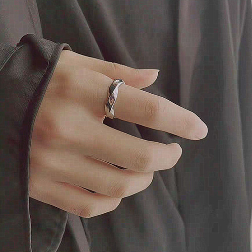 Möbius ring, trendy men's single ring, retro personalized anti-fading titanium steel ring, men's and women's couple ring