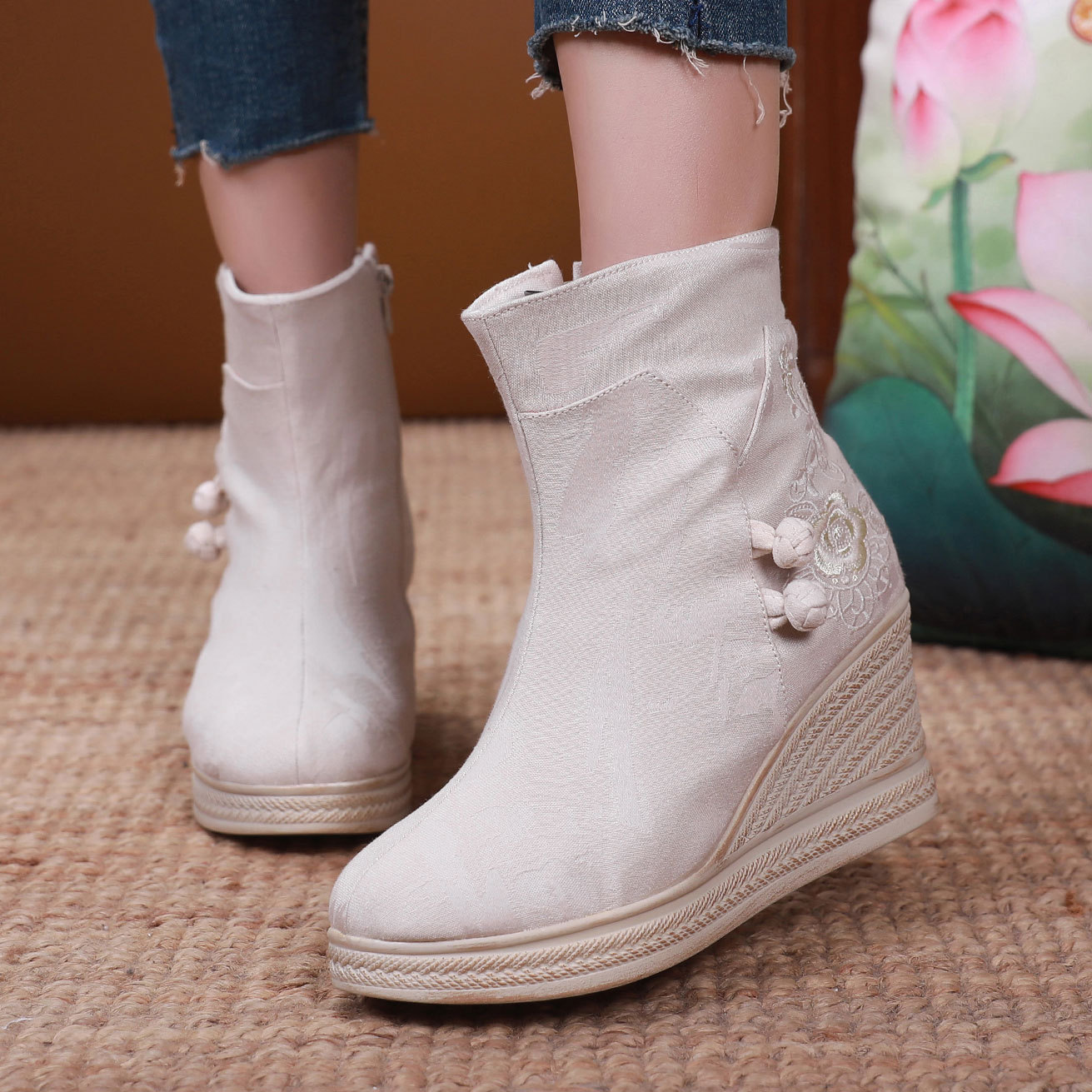 2025秋冬新款短靴复古民族风老北京布鞋粗跟绣花鞋女士棉靴子中筒