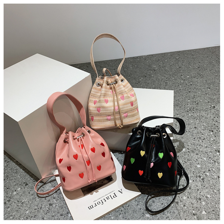 Women's Medium Pu Leather Stripe Heart Shape Vintage Style Classic Style Bucket String Bucket Bag display picture 20