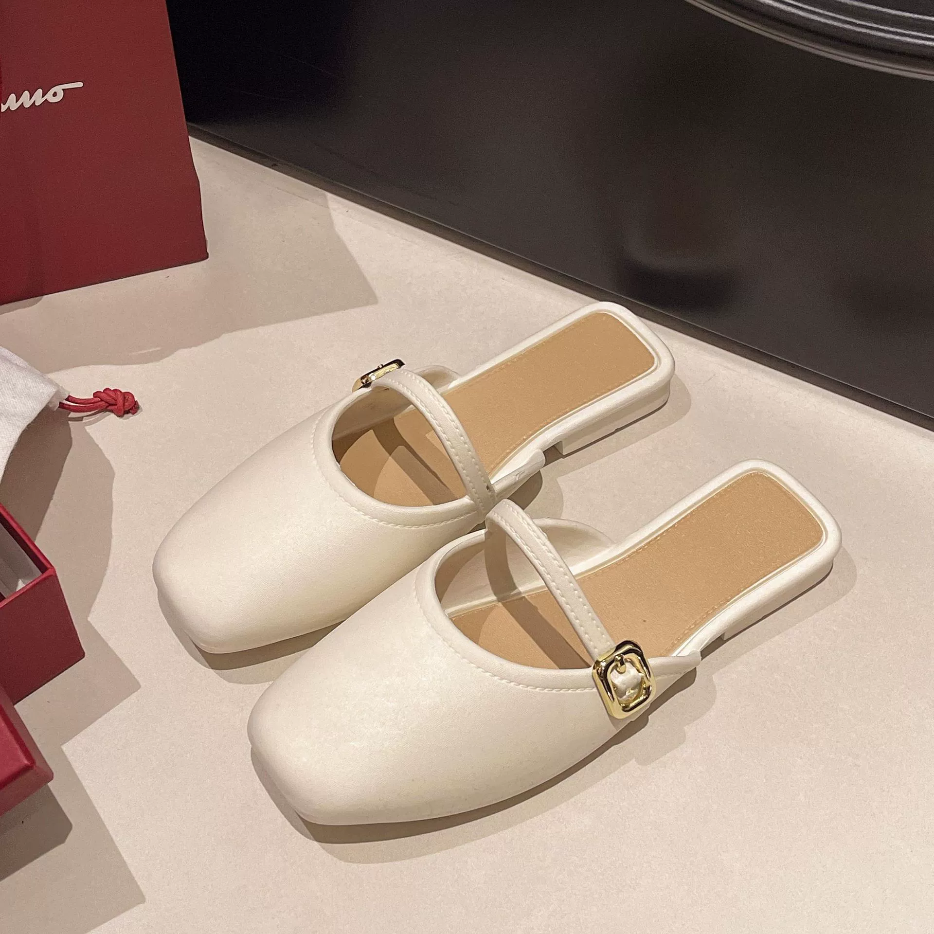 Баотоу половинные тапочки женская летняя одежда дикая французская небольшая ароматная противоскользящая ленивая ретро плоская подошва холодные тапочки женская летняя