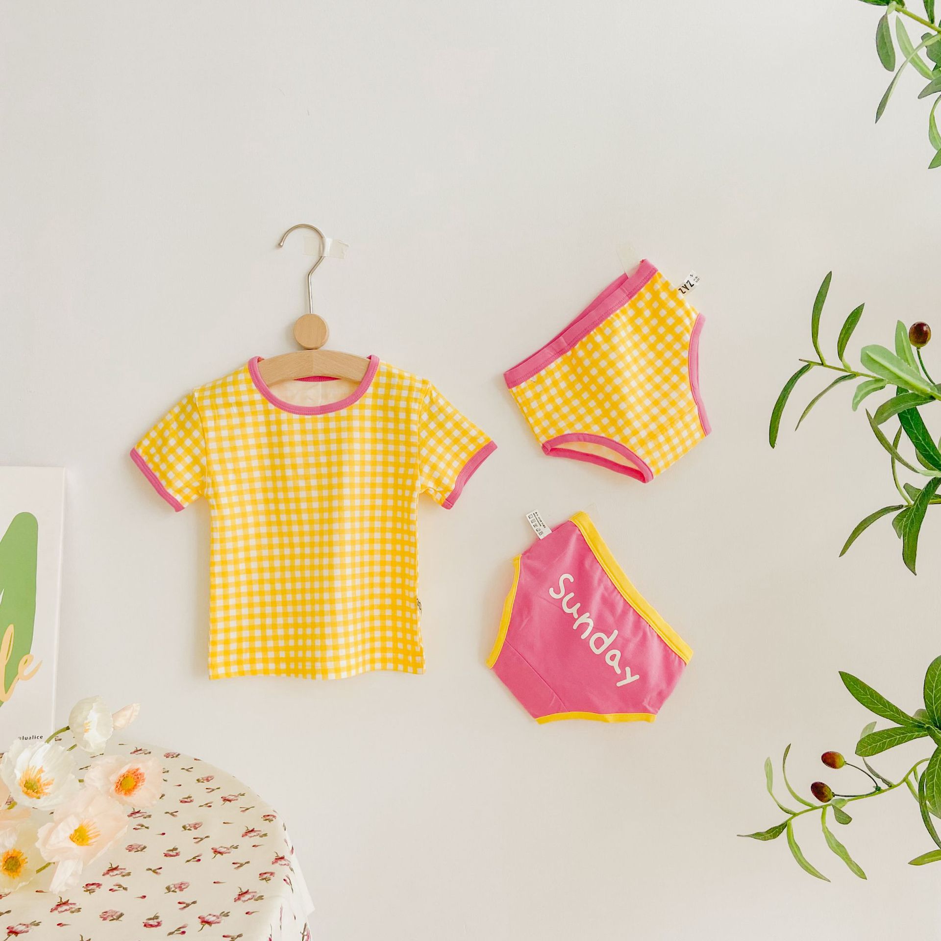 아기 소녀 노란색 핑크