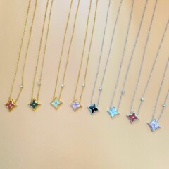 四葉草のダイヤモンドのネックレスの女性はダイヤモンドの円形の貝殻のペンダントを入れて越境します。