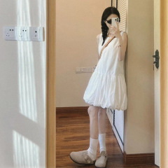 白ノースリーブストラップワンピース女性夏新作シックで優しい気品ゆったりとした絶品ポンポンつぼみショートスカート