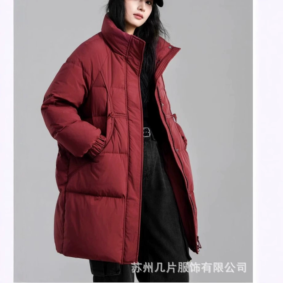 Зимняя универсальная куртка средней длины с наполнителем из 90% пуха, подходящая для всех.