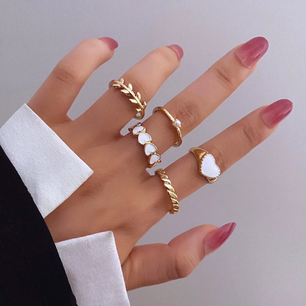 Брендовое кольцо из жемчуга, на указательном пальце