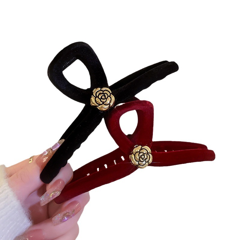 黒い大きいサイズのベルベットはツバキの花を挟んで高級感があります。