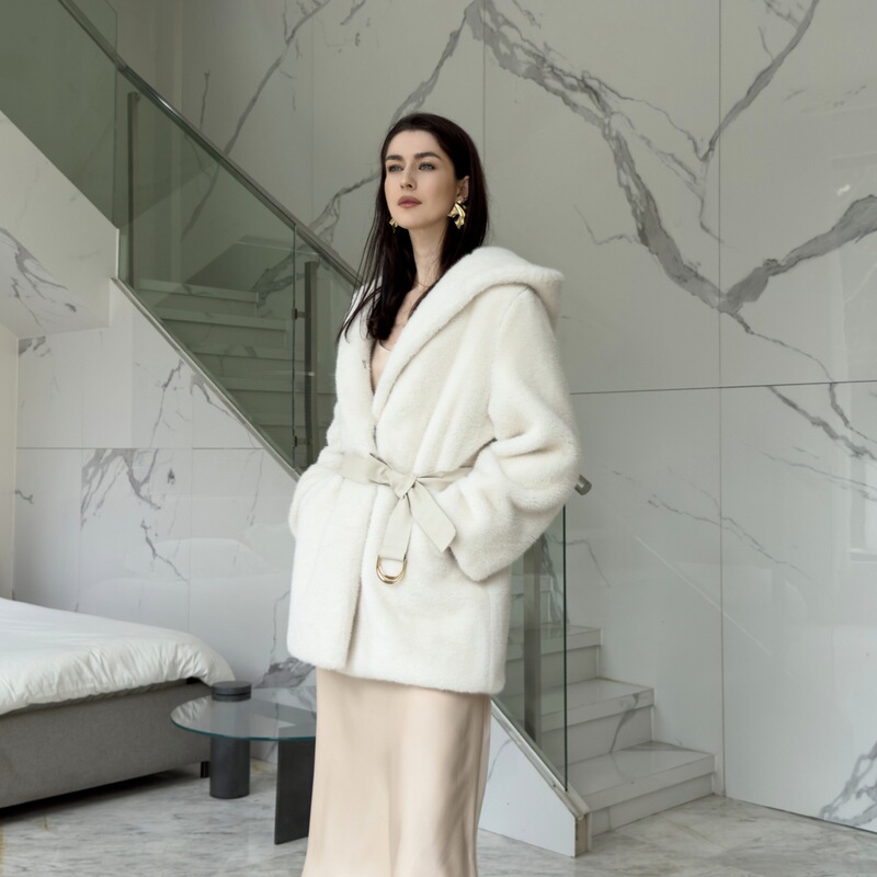 2025 New Velvet Big Hat Mink Fur Outwear Fashionable Young Mid-Length Environmentally Friendly Mink Fur Outwear for Women