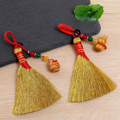 The same style of woven Dragon Boat Festival gold broom pendant is used to transport bad luck and is a handmade broom that can be used as a baby bedside pendant to suppress shock.