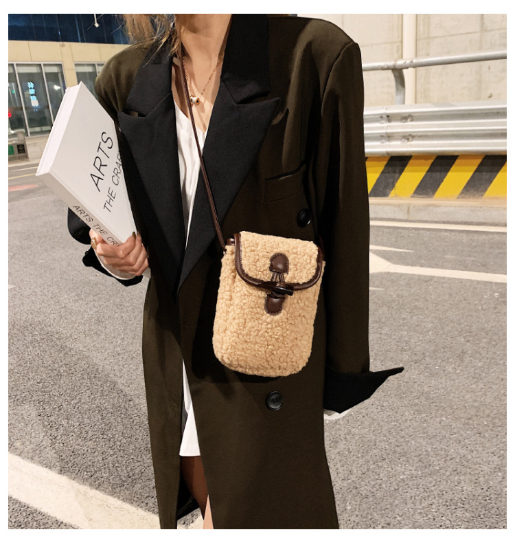 Women's Small Shearling Solid Color Streetwear Square Lock Clasp Shoulder Bag Crossbody Bag display picture 4