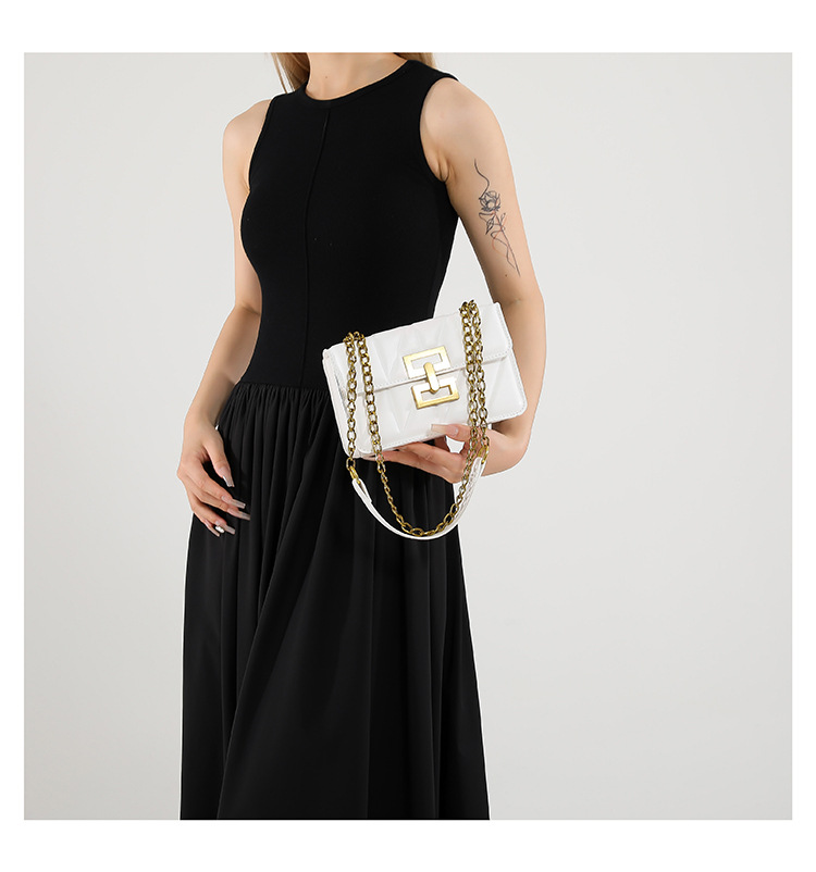 A stylish commuter diamond-patterned lock buckle small square bag, a versatile commuter single-shoulder bag, a new 2024 model, a women's crossbody bag undefined