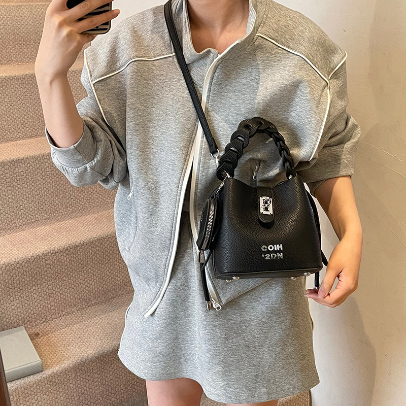 Bolso de mano de color de contraste retro 2025 nuevo bolso de hombro simple de moda de nicho casual bolso de mensajero de viaje de todo fósforo